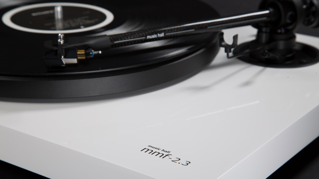 https://lamarque.fillion.ca/wp-content/uploads/2019/04/music-hall-mmf-2.3wh-turntable-high-gloss-white-detail.jpg