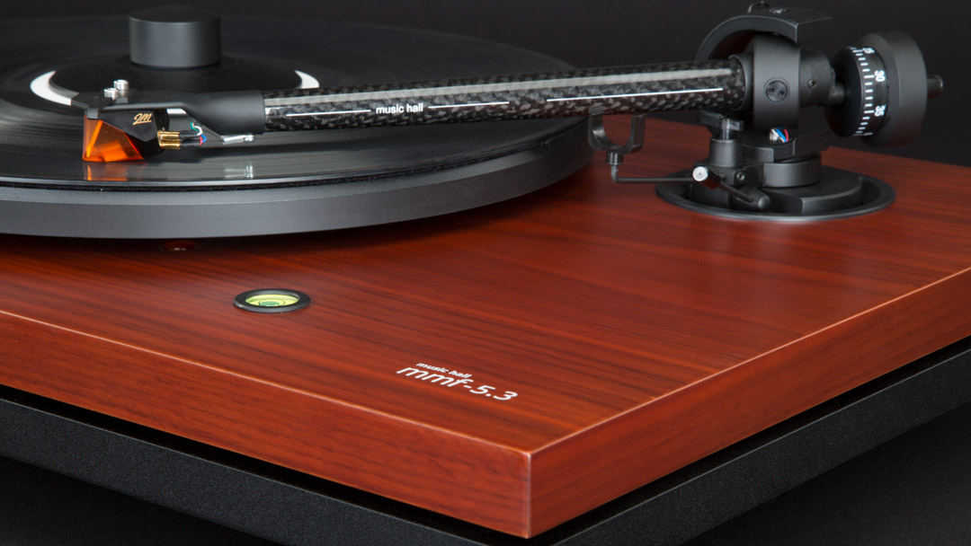 https://lamarque.fillion.ca/wp-content/uploads/2019/04/music-hall-mmf-5.3se-turntable-rosenut-detail.jpg
